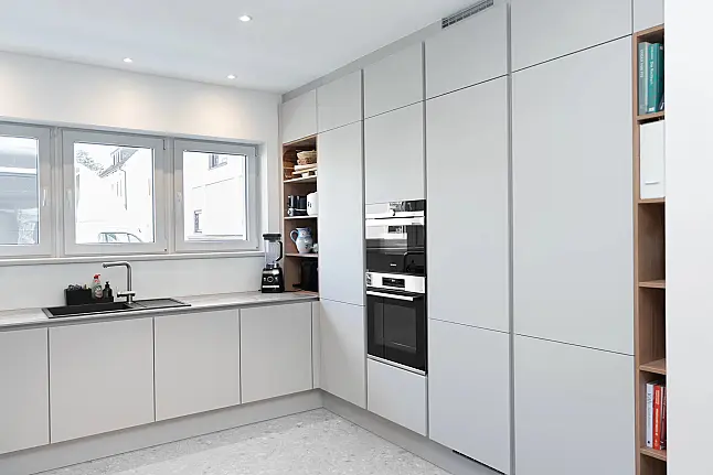 Minimalistische U-Design Küche mit keramischer Arbeitsplatte