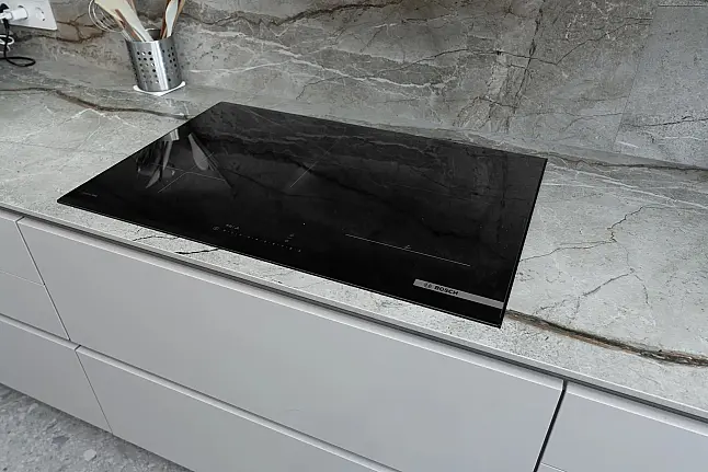 Minimalistische U-Design Küche mit keramischer Arbeitsplatte