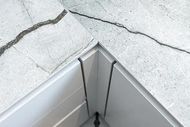 Minimalistische U-Design Küche mit keramischer Arbeitsplatte