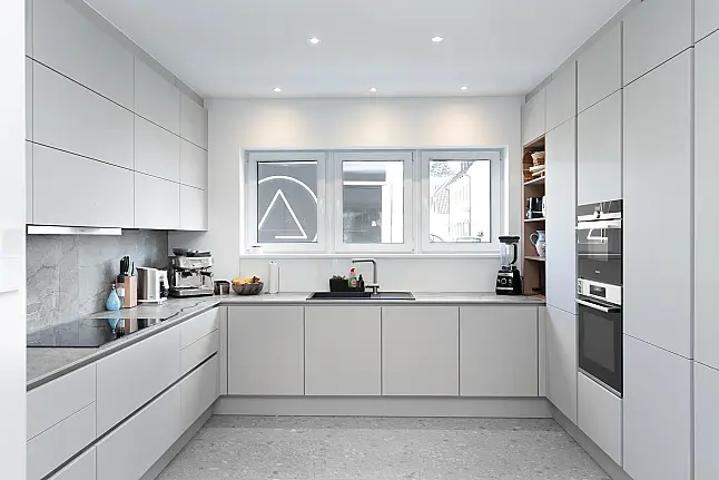 Minimalistische U-Design Küche mit keramischer Arbeitsplatte
