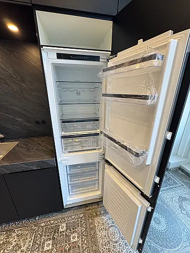 Moderne Küche mit Keramikarbeitsplatte