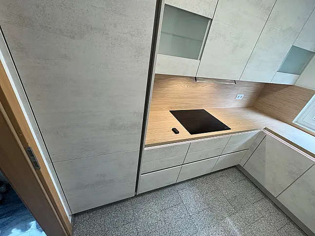 Grifflose, moderne Küche mit Beleuchtung
