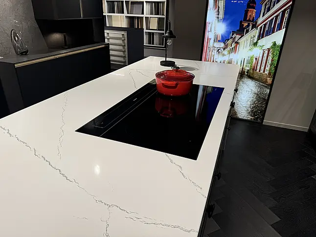 Arbeitsplatte aus Quarzkomposit in Marmoroptik + Miele Geräteset (Backofen, Dampfgarer, Induktion &amp; Downdraft, XXL-GSP, Kühlschrank)