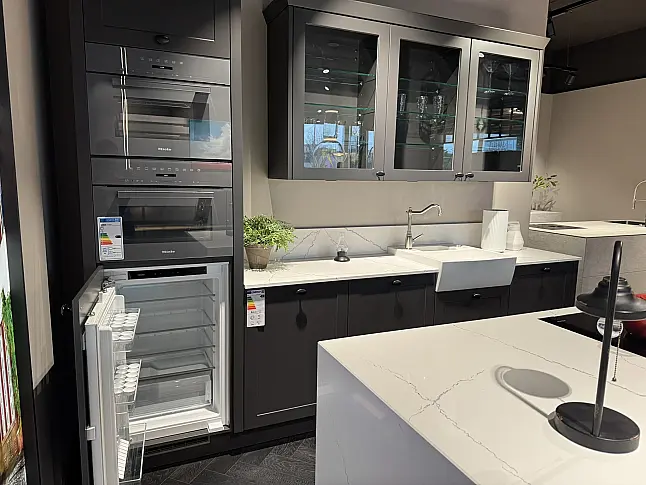Arbeitsplatte aus Quarzkomposit in Marmoroptik + Miele Geräteset (Backofen, Dampfgarer, Induktion &amp; Downdraft, XXL-GSP, Kühlschrank)