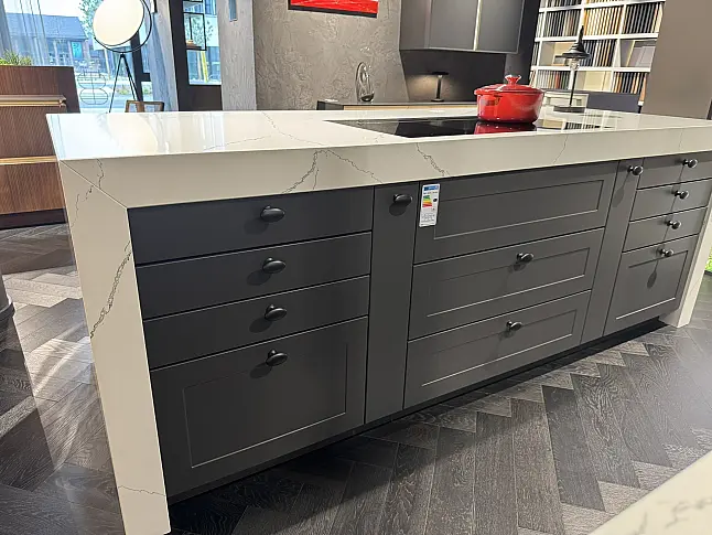 Arbeitsplatte aus Quarzkomposit in Marmoroptik + Miele Geräteset (Backofen, Dampfgarer, Induktion &amp; Downdraft, XXL-GSP, Kühlschrank)