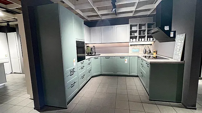 Stilvolle U-Küche im Landhausstil