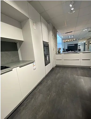 Zurückhaltende Küche in Laser Soft satin mit edler Griffleiste Metall edelstahlfarben, Backofen und Dampfgarer/W