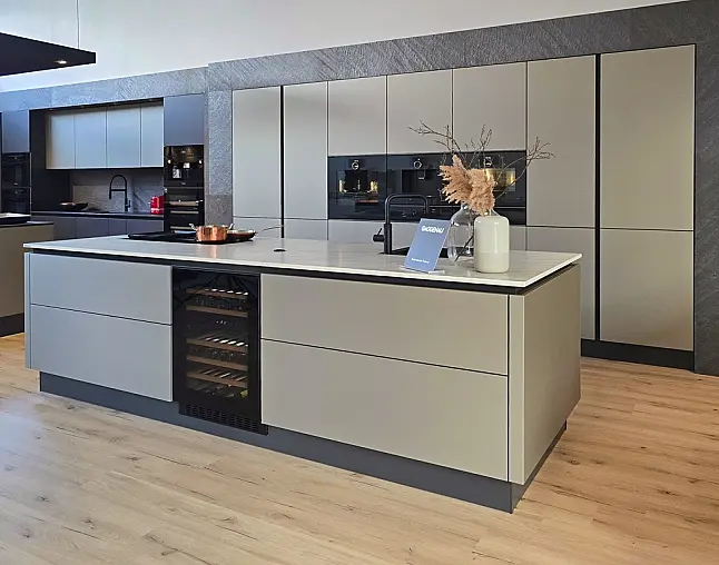 TOP-AKTUELLE HIGH-END GERÄTEAUSSTATTUNG VON GAGGENAU: Backofen mit 300°C -Backstein + separater Dampfbackofen (beide  mit Kerntemperatursensor) + Kaffeeautomat + Wärmeschublade + Vakuumierer! berbel Muldenlüfter mit Infinity-Kochfeld u. permalyt-Filter!