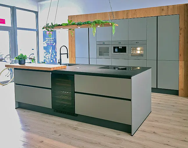 Miele Combi-Dampfgarer m. HydroClean + Backofen m. Kernthermometer, Klimagaren &amp; Pyrolyse + Kaffeeautomat + Wärmeschublade + Gefrierer + XL-Kühlschrank m. Frischschubladen + Geschirrspüler. berbel Muldenlüfter m. Indukt. &amp; permalyt. 2Zonen-Weinkühlschrank