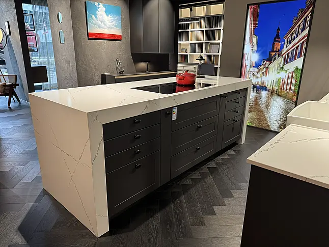 Arbeitsplatte aus Quarzkomposit in Marmoroptik + Miele Geräteset (Backofen, Dampfgarer, Induktion &amp; Downdraft, XXL-GSP, Kühlschrank)
