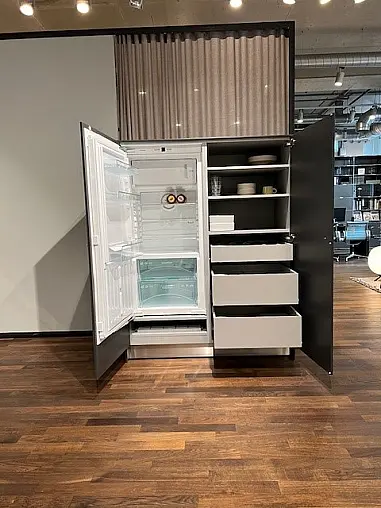 minimalistische Pantry bulthaup b3, Farbe graphit, Ausstellungsküche