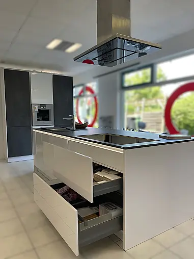 moderne Küche mit Insel und Hochschrankzeile in weiß