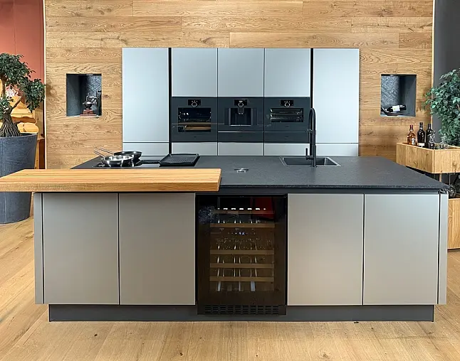 GAGGENAU-GERÄTE DER NEUESTEN GENERATION: Backofen mit Vollauszug&amp;Backstein + Kaffeevollautomat + Dampfbackofen + zwei Wärmeschubladen | Vakuumierer möglich | 2-Zonen-Weinklimaschrank und neuester berbel Muldenlüfter mit permalyt-Filter | Quooker möglich!