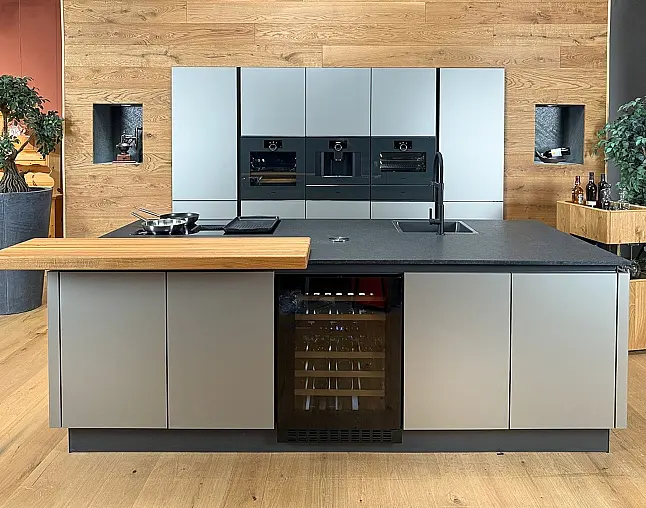 GAGGENAU-GERÄTE DER NEUESTEN GENERATION: Backofen mit Vollauszug&amp;Backstein + Kaffeevollautomat + Dampfbackofen + zwei Wärmeschubladen | Gaggenau-Vakuumierer möglich | 2-Zonen-Weinklimaschrank und neuester berbel Muldenlüfter mit permalyt-Filter