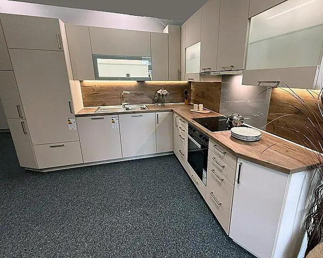 Moderne Küche mit PflegeleichtenrMattlack-Oberfläche in Crema Magnolie