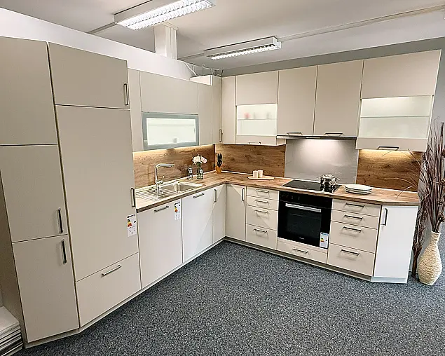 Moderne Küche mit PflegeleichtenrMattlack-Oberfläche in Crema Magnolie