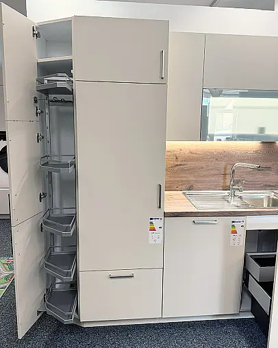 Moderne Küche mit PflegeleichtenrMattlack-Oberfläche in Crema Magnolie