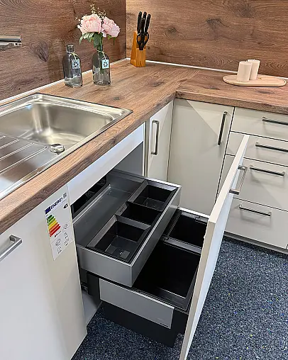 Moderne Küche mit PflegeleichtenrMattlack-Oberfläche in Crema Magnolie