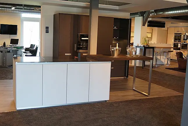 Next Inselküche mit Glasfront und Pocketsystem; BORA / Miele E-Geräten; Quarzsteinplatte