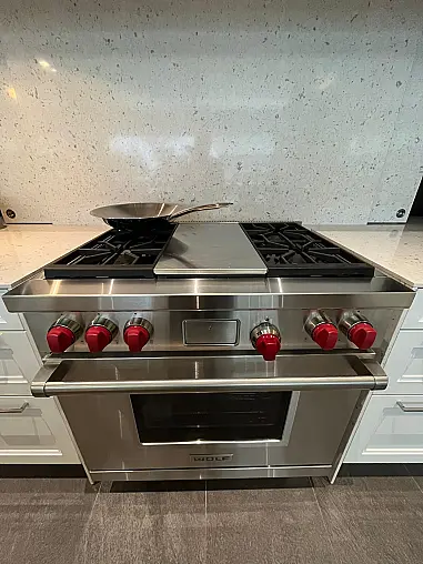 Exklusive, elegante, weiße Hochglanz-Küche von SieMatic mit Insel + Virtinen + Bartheke