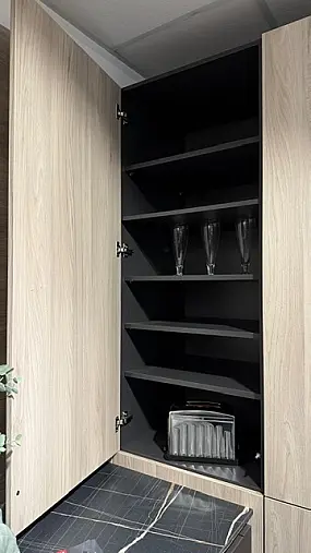 Großzügige U-Küche in eleganter Farbkombination