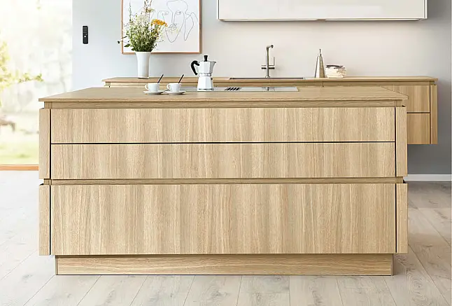 Heldere houten gevel, Scandinavische stijl. Laden tot 180 cm
