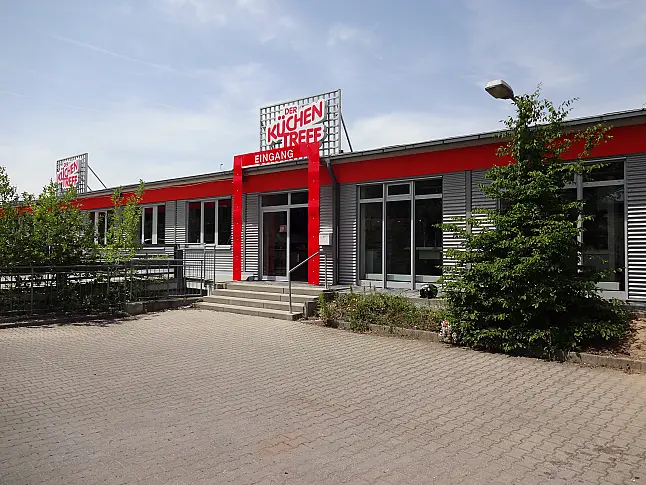 Moderne Inselküche im Landhausstil
