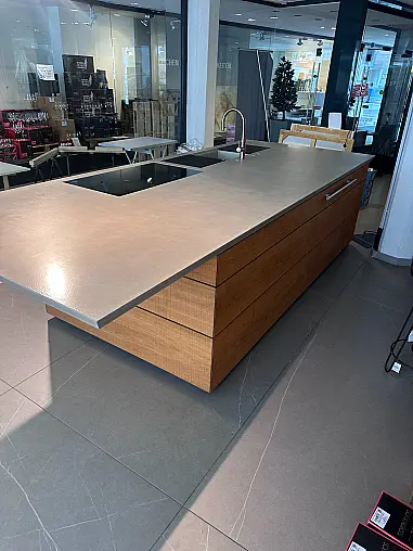 beeindruckende Insel mit sägerauem Starkfurnier und Betonarbeitsplatte