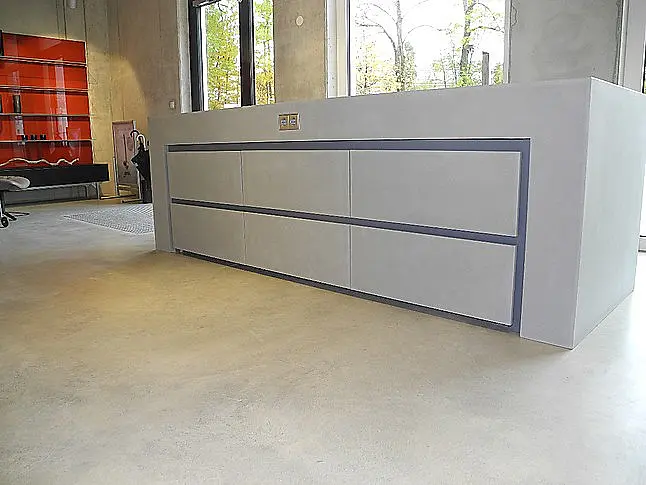 sideboard mit roter Nischenpaneelwand