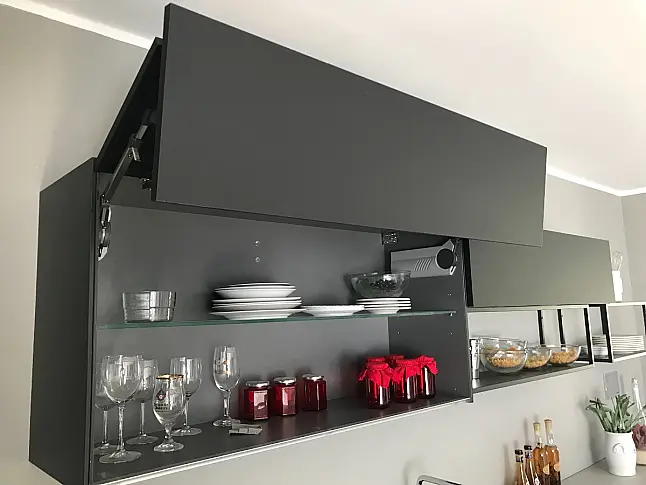 NOLTE MUSTERKÜCHE MATRIX 150 Manhattan beton hellgrau-Decor mit samtmattschwarz