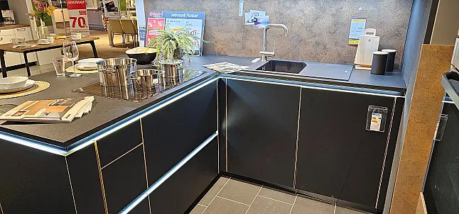 moderne Einbauküche mit Hochschränken
