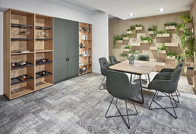 Exklusive Schrank / Regalwand mit Nische inkl. Weinkühlschrank inkl. Tisch und Stühle