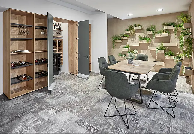 Exklusive Schrank / Regalwand mit Nische inkl. Weinkühlschrank inkl. Tisch und Stühle