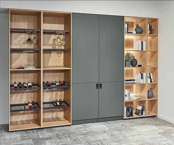 Exklusive Schrank / Regalwand mit Nische inkl. Weinkühlschrank inkl. Tisch und Stühle
