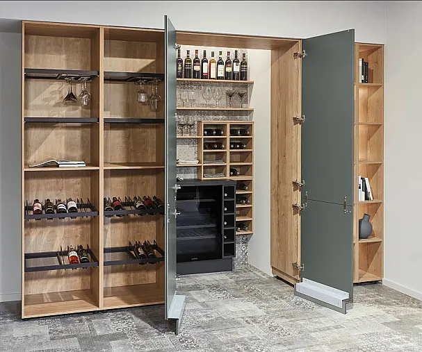 Exklusive Schrank / Regalwand mit Nische inkl. Weinkühlschrank inkl. Tisch und Stühle