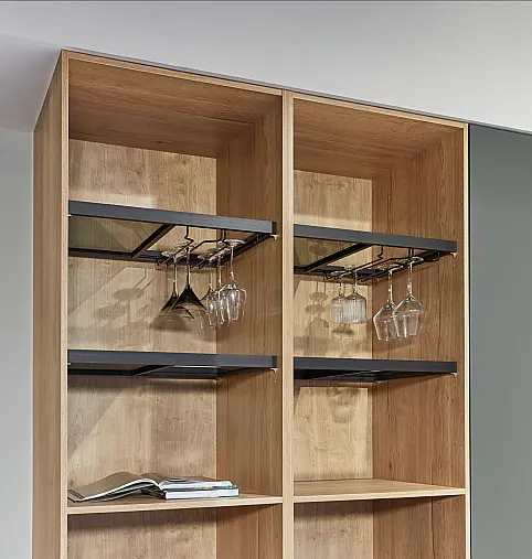 Exklusive Schrank / Regalwand mit Nische inkl. Weinkühlschrank inkl. Tisch und Stühle