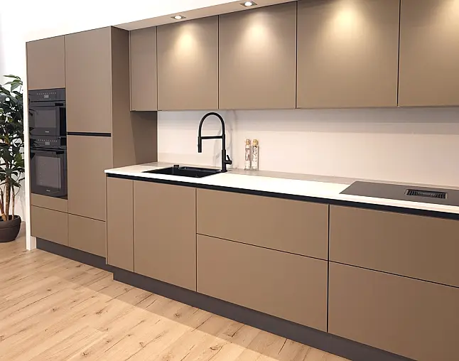 TOP-MIELE-GERÄTEAUSSTATTUNG mit Backofen, Dampfbackofen und Kaffeevollautomat! berbel Muldenlüfter mit permalyt-Filter &amp; Induktionskochfeld! Komfortabel höher platzierter Geschirrspüler! Weinklimaschrank &amp; großer Kühlschrank mit 4-Sterne-Gefrierfach!
