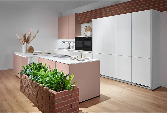 Exklusive Messeküche - Lackierte Fronten - Vorführküche - 2x Liebherr Kühl-Gefrier-Kühlschränke - LED-Beleuchtungen - Luxus pur - Inselarbeitsplatte aus Keramik
