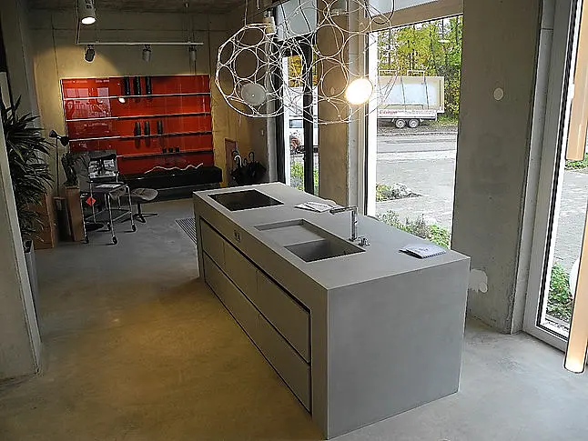 sideboard mit roter Nischenpaneelwand