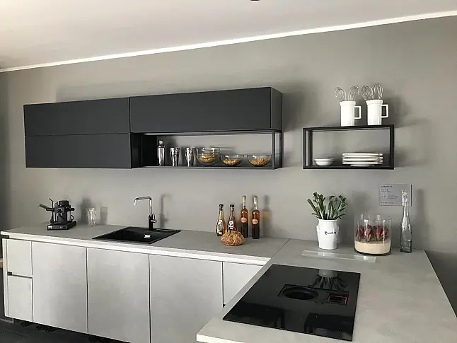 NOLTE MUSTERKÜCHE MATRIX 150 Manhattan beton hellgrau-Decor mit samtmattschwarz