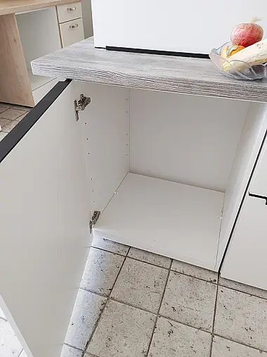 wir haben noch teile vorrort  und können noch küchen usammenstellen aus der angegebenen  Front
