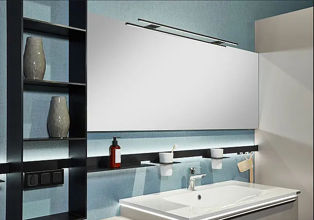 Exklusives Badezimmer mit Waschtisch, LED-Spiegel, LED-Relingsystem inkl. hochgebauter Waschmaschine von Bosch
