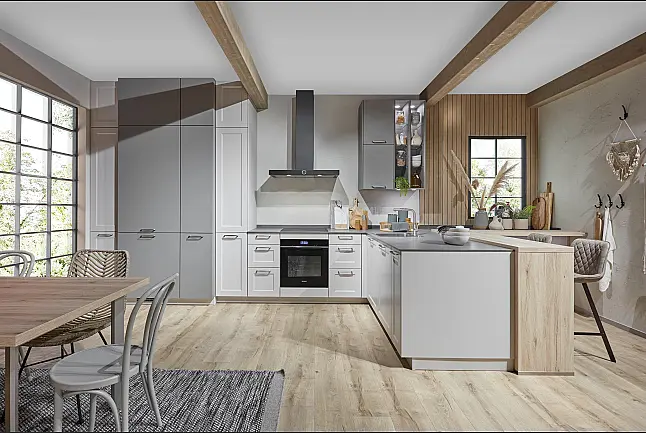 Exklusive Messeküche - Landhausstil - Granit-Arbeitsplatten - Luxus pur - LED-Beleuchtungen - Sitzgelegenheit - XL-Schränke - Esstisch
