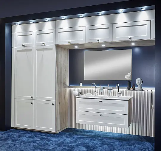 Exklusives Badezimmer - Luxus pur - Doppelwaschtisch - LED-Spots - LED-Nischenleuchte mit Ablagen, Haken usw.