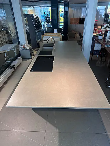 beeindruckende Insel mit sägerauem Starkfurnier und Betonarbeitsplatte
