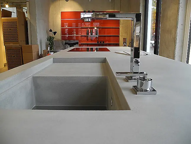 sideboard mit roter Nischenpaneelwand