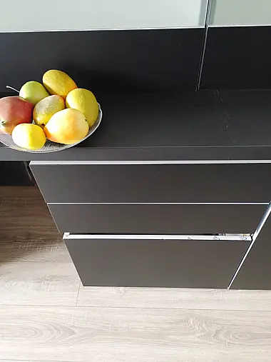 Ausstellungsküche/Grifflos/  Front schwarz / matt / Lacklaminat/