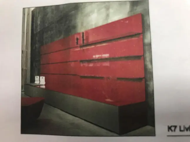 sideboard mit roter Nischenpaneelwand