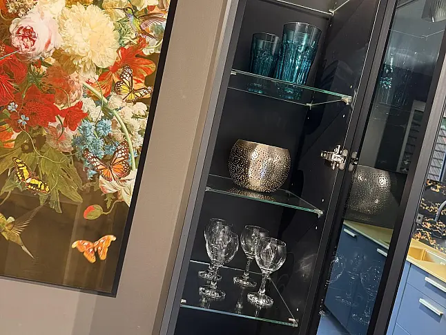Blaue Küche mit Glas Arbeitsplatte und modernem Design