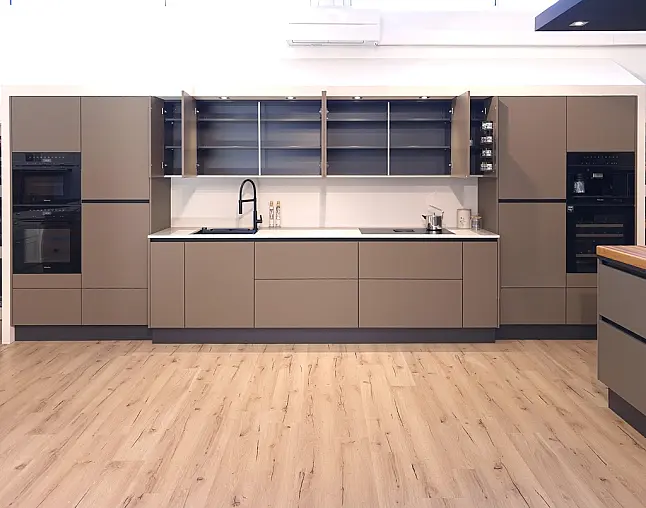 TOP-MIELE-GERÄTEAUSSTATTUNG mit Backofen, Dampfbackofen und Kaffeevollautomat! berbel Muldenlüfter mit permalyt-Filter &amp; Induktionskochfeld! Komfortabel höher platzierter Geschirrspüler! Weinklimaschrank &amp; großer Kühlschrank mit 4-Sterne-Gefrierfach!